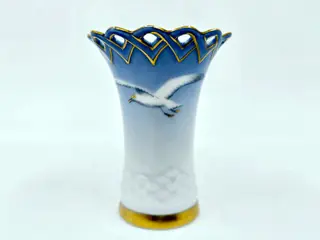 Mågestel Violvase Med Blondekant nr. 171 Med Guldkant. 1 sortering