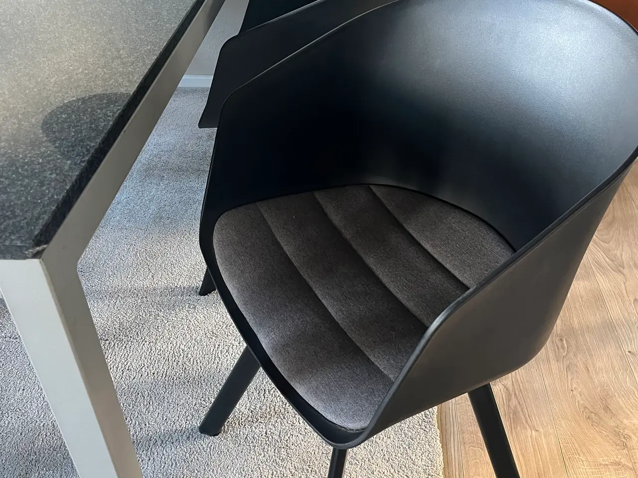 Billede 6 - Mørk Granit Spisebord med 6 Stole