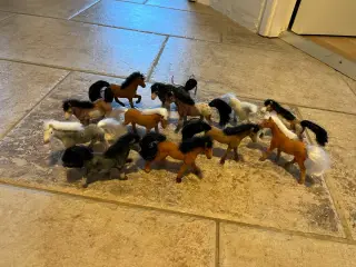 Flotte legetøjheste sælges