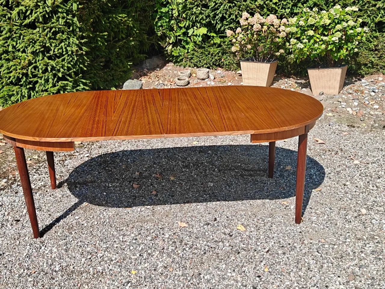 Billede 2 - Rundt teak spisebord m. 2 tillægsplader