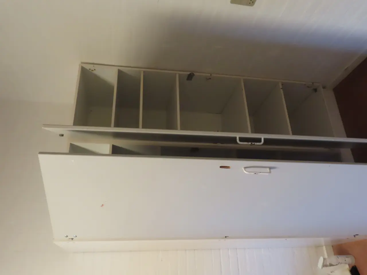 Billede 6 - Indhold på værelse af bord, køjeseng, skab mv.