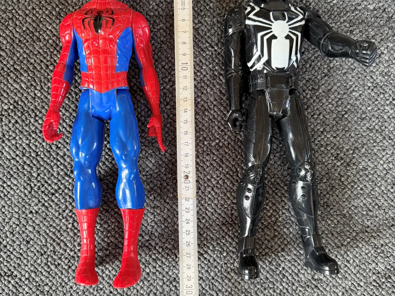 Billede 1 - 2 spiderman figurer, 1 standard og 1 venom – 30cm