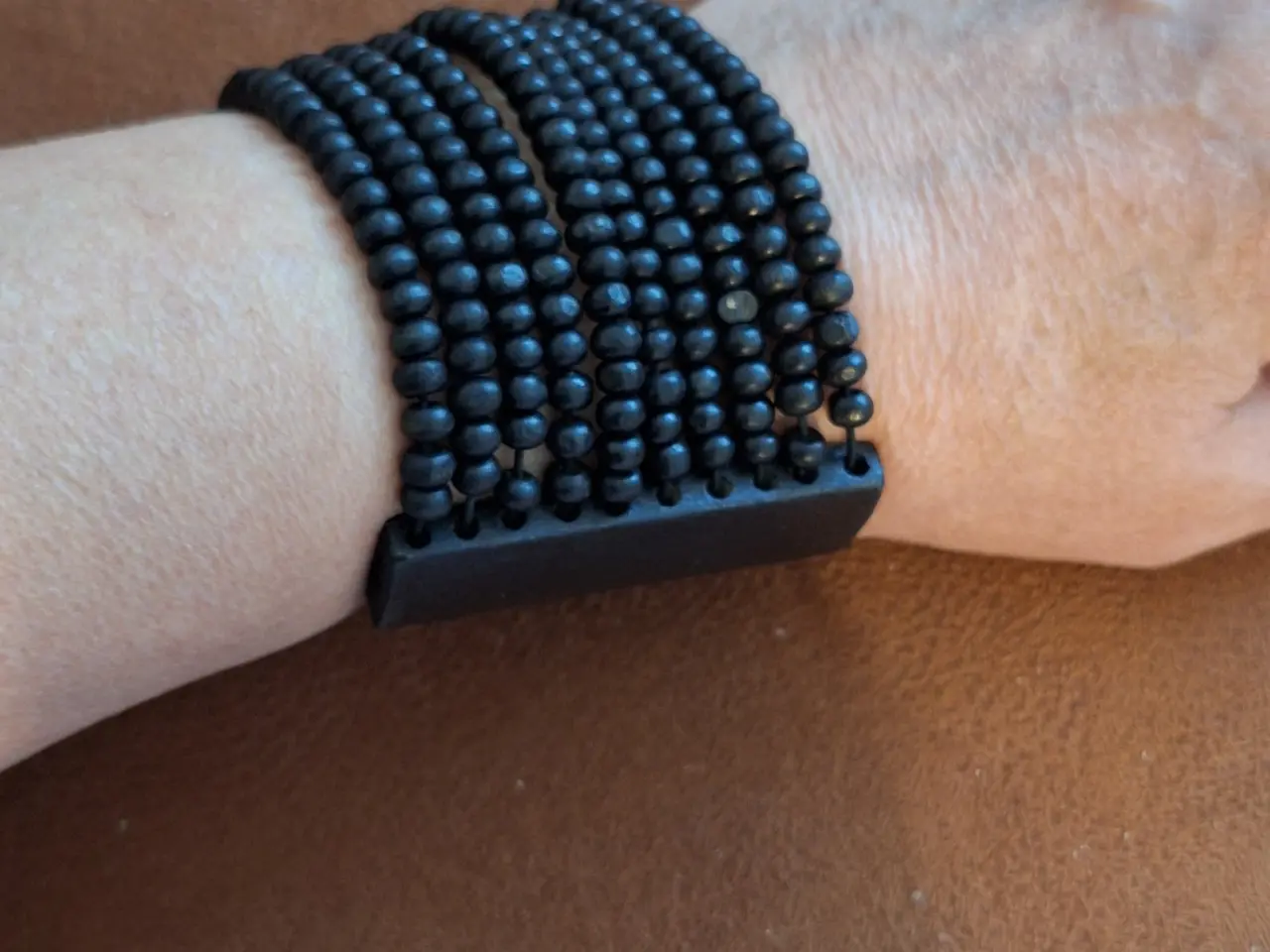 Billede 5 - Bredt armbånd af træperler 