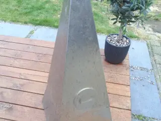 Pyramideformet askebæger