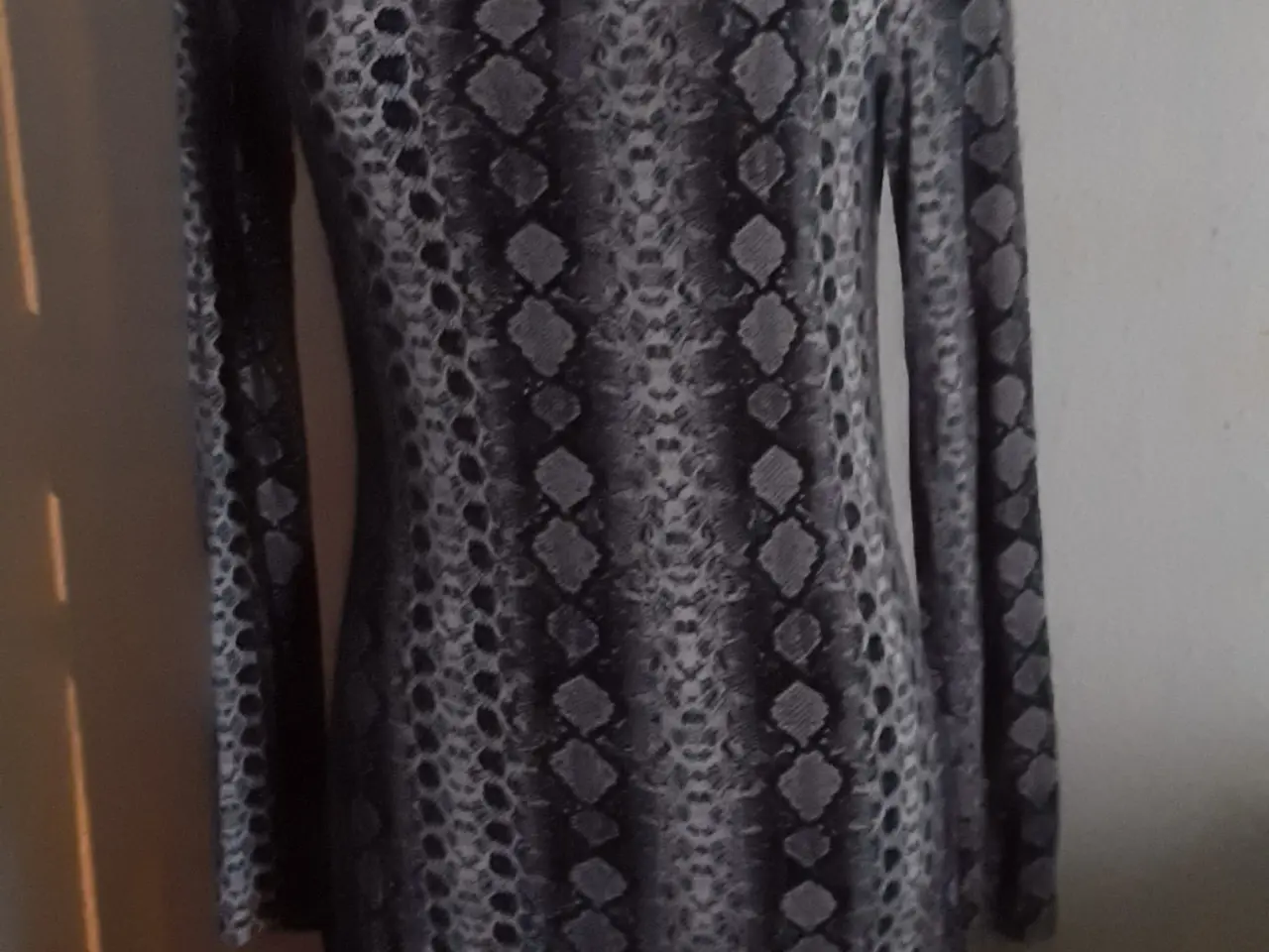 Billede 1 - Kjole-Bodycoon. Med snakeprint/Størrelse : Medium