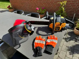 Motorsav, hjelm og sikkerhedshandsker