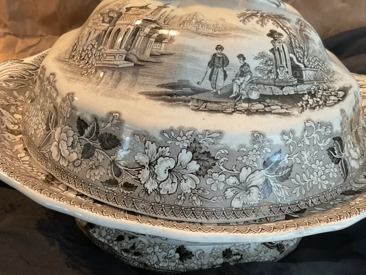 Billede 1 - Engelsk 1800 tals fajance med samme motiv