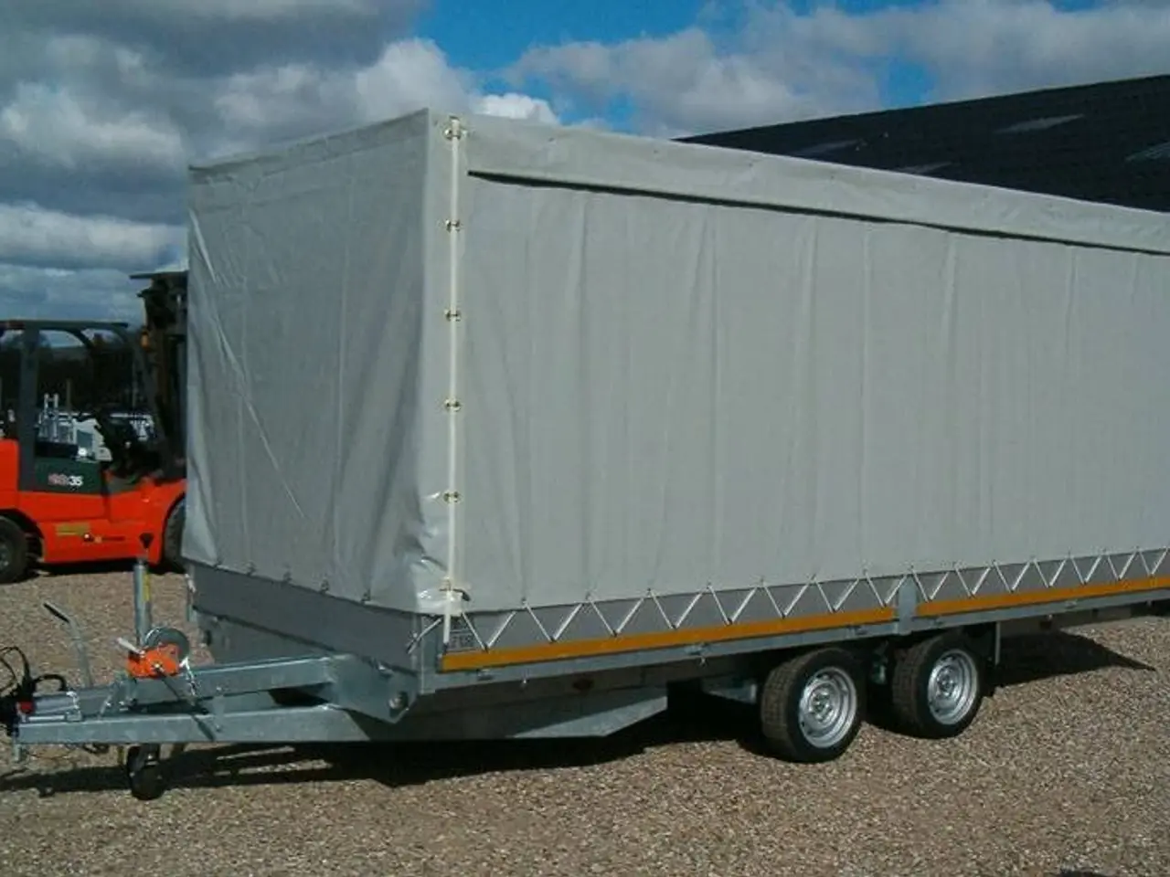 Billede 3 - Høj presenning m. gardinsider til Eduard 4522 trailer