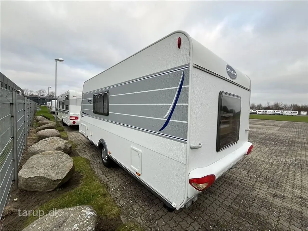 Billede 4 - 2014 - Caravelair Antares Luxe 527   Fortelt: Isabella Commodore Concept, mover, tv-antenne, sidesiddegruppe, kompressor køleskab m/ frostboks, 3 køjer og dobbeltseng