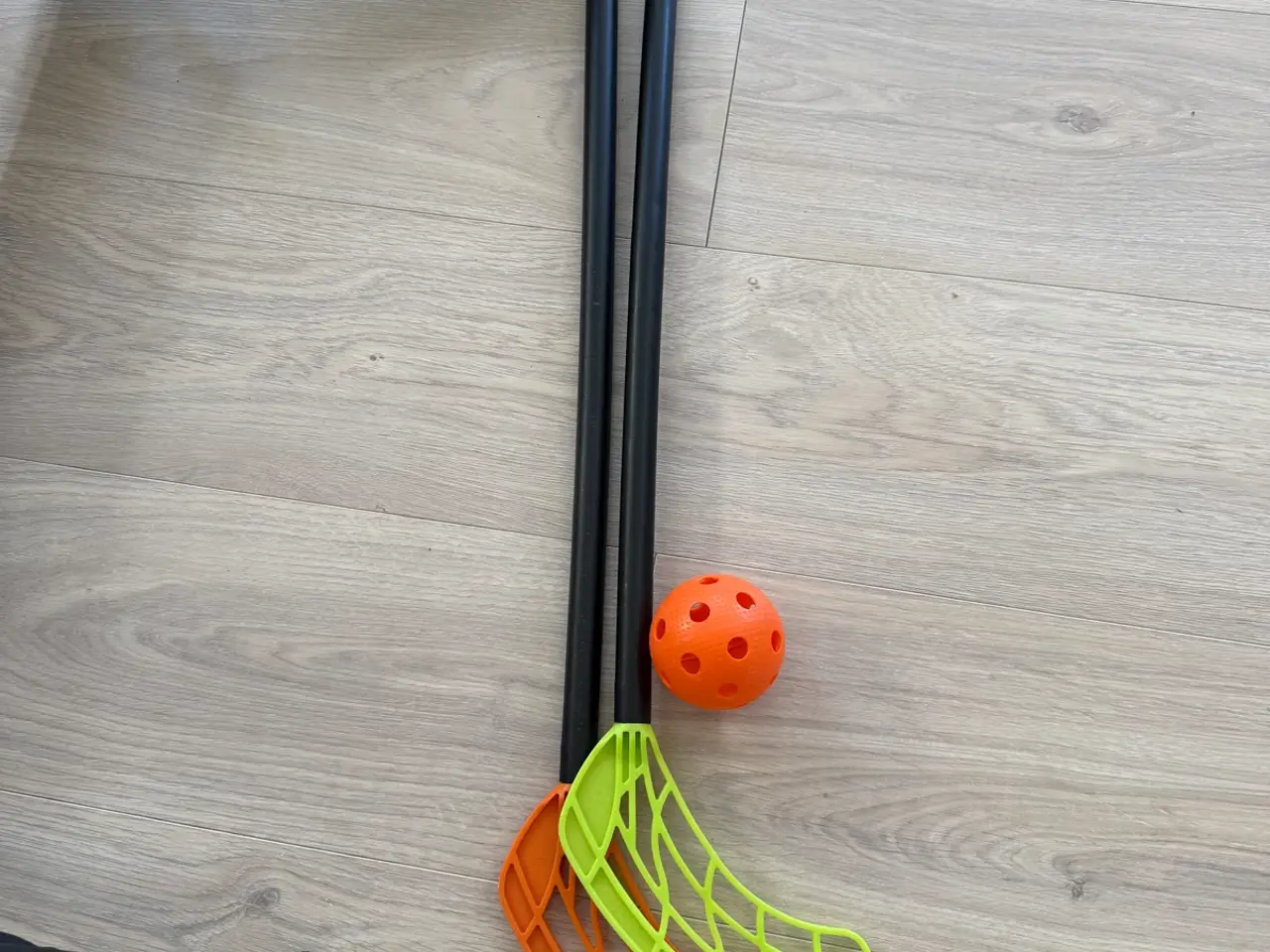 Billede 2 - Stiga hockey mål og 2 stk. stave + bold