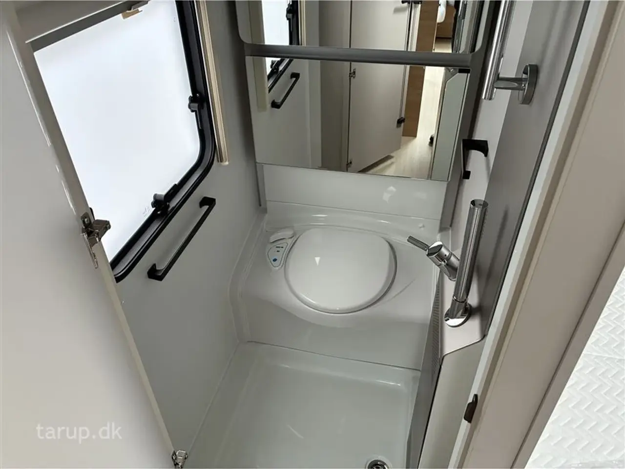 Billede 19 - 2026 - Adria Adora 522 UP Dobbeltsengsvogn, rundsiddegruppe, el-gulv-varme, stort 142L KOMPRESSOR køleskab, TV-holder, stabilisator, Adria Smartbox, glasfibertag