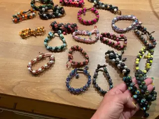 Nye knyttede armbånd
