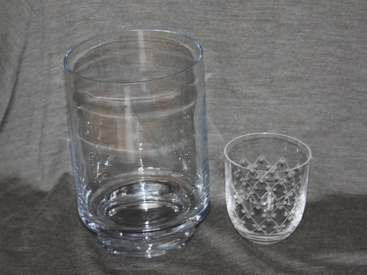 Billede 1 - Flot glas vase 19 cm sælges sammen med