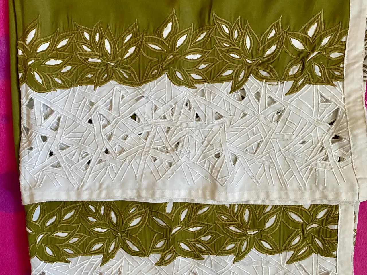 Billede 3 - Broderet og cutwork Tørklæder