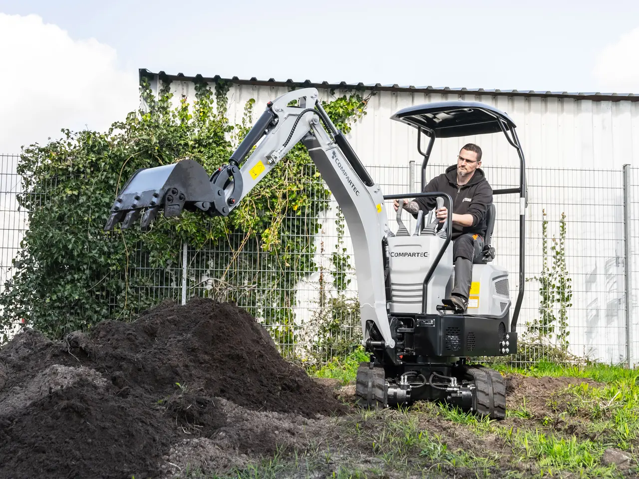 Billede 12 - Bobmaster Plus diesel minigraver - 970 kg med drejearm og justerbar undervogn, inkl. skovlsæt