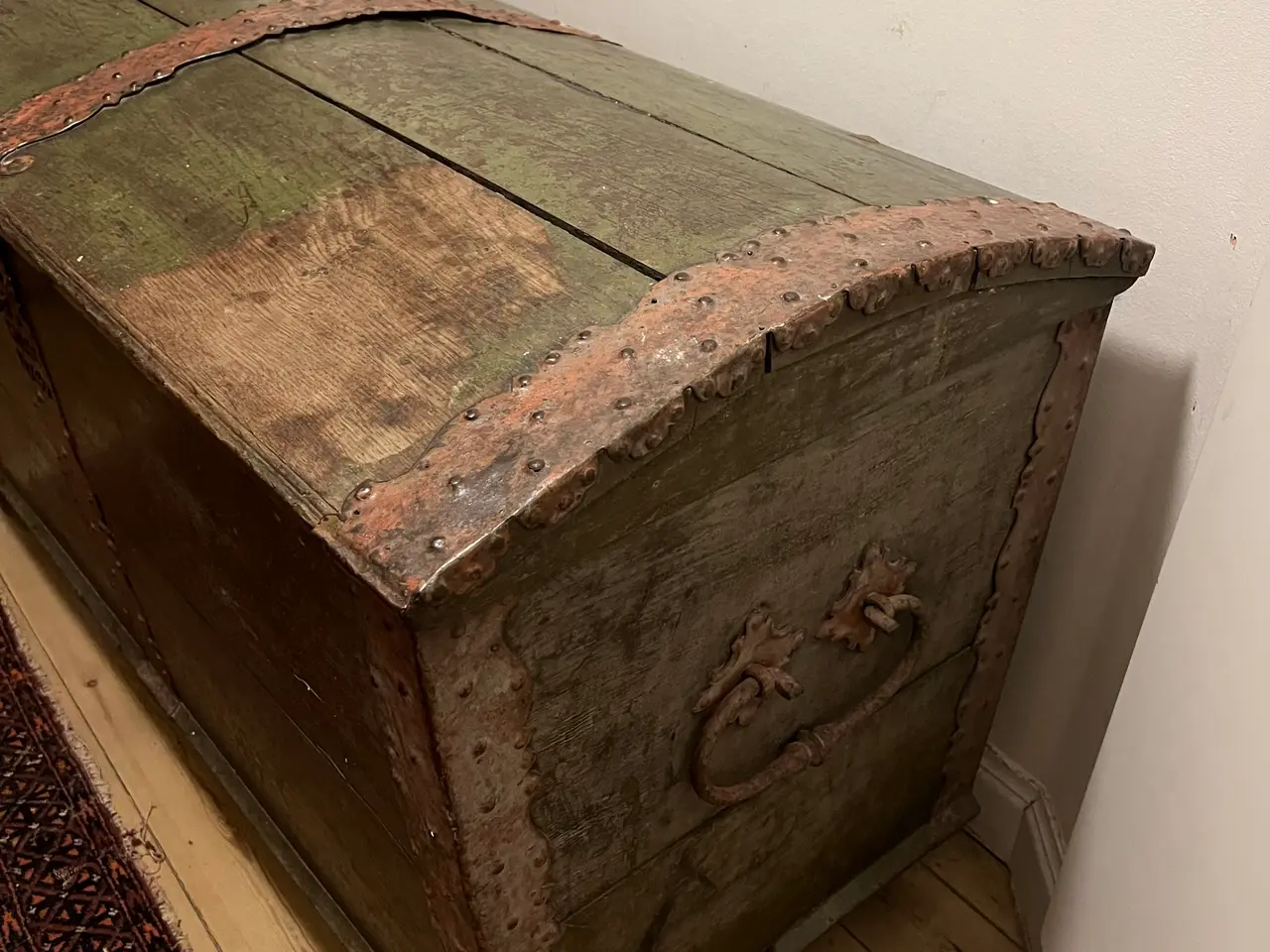 Billede 3 - Gammel dragkiste i træ med jernramme fra 1747