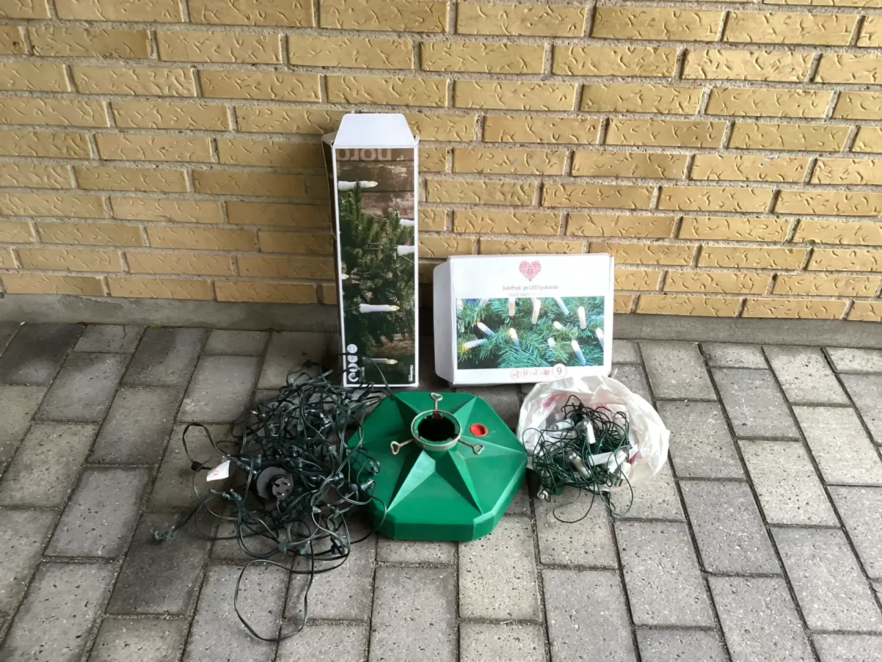 Billede 1 - Indendørs juletræskæder og juletræsfod