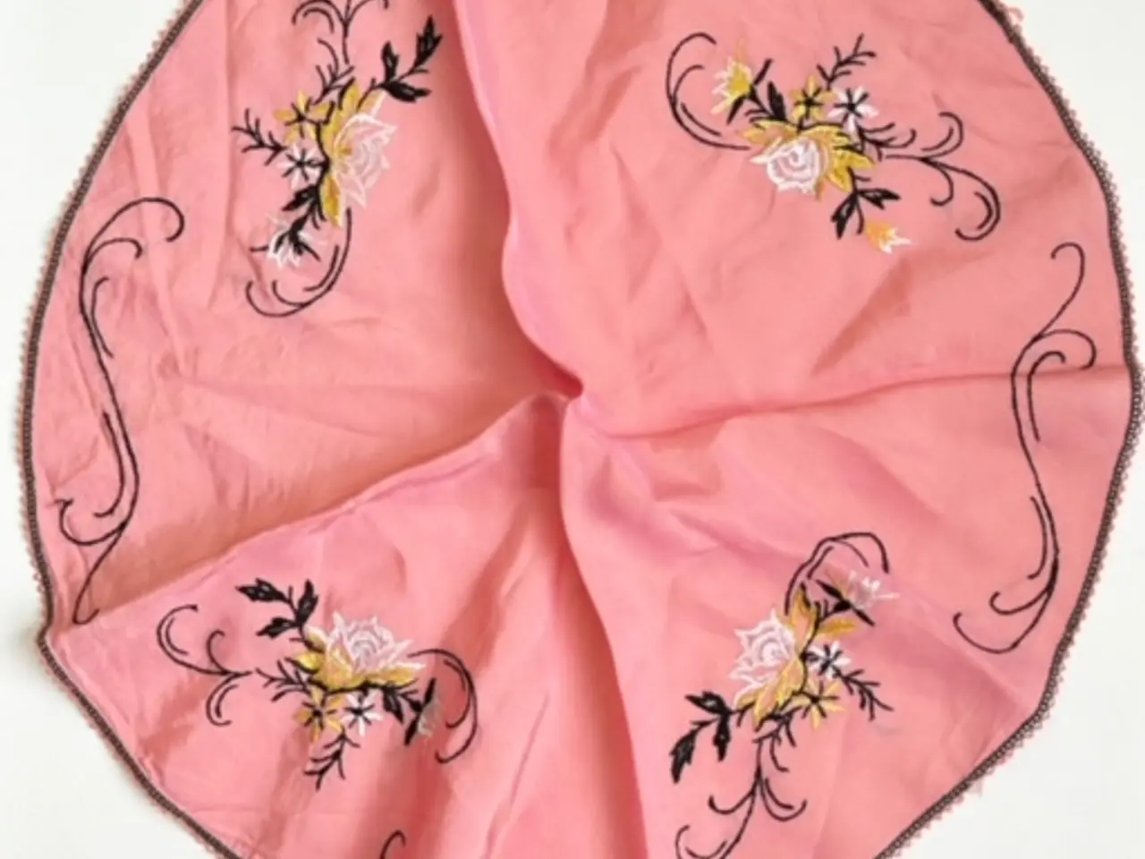 Billede 1 - Rund minidug, rosa m sort broderi