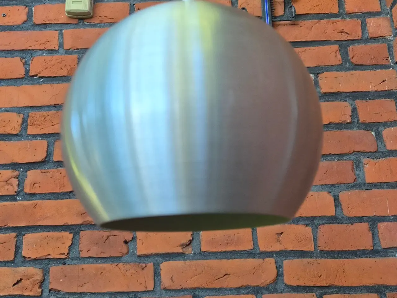 Billede 4 - Velholdt kuglependel i børstet aluminium 