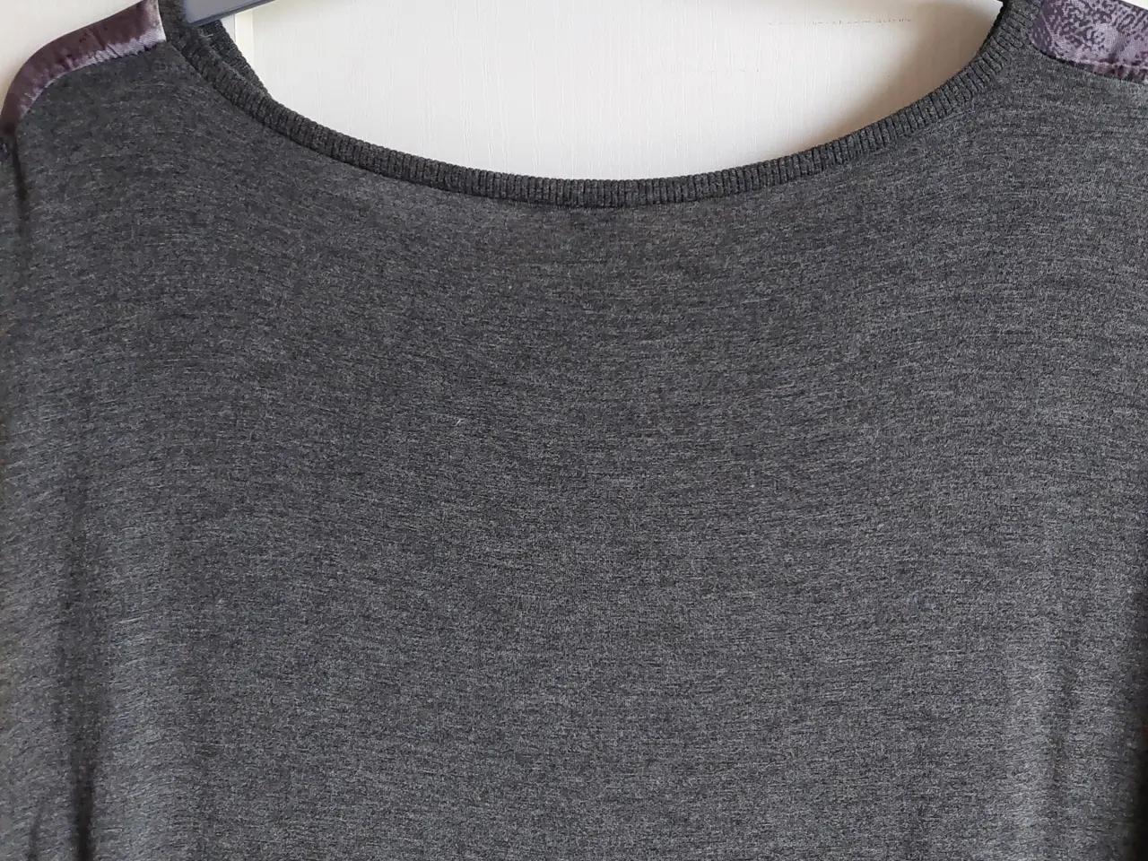 Billede 2 - T.shirt fra Soya Grålige og sorte farver