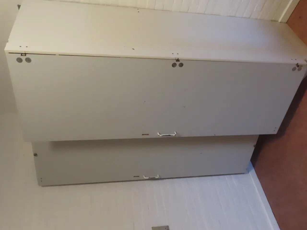 Billede 6 - Indhold på værelse af bord, køjeseng, skab mv.