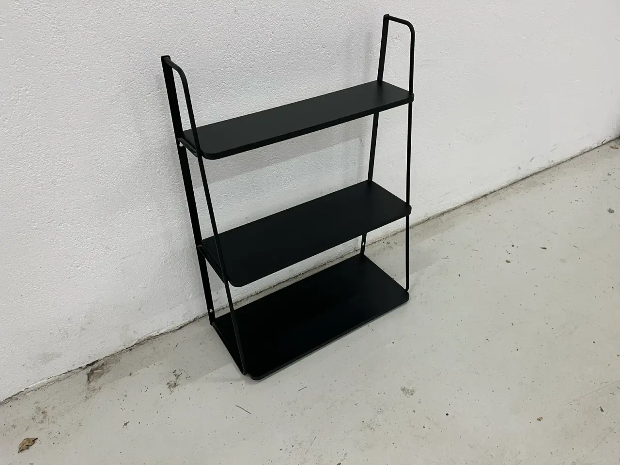 Billede 3 - Flot og elegant hylde i sort.