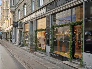 Perfekt beliggende butikslejemål midt på strandvejen i Hellerup - udbydes nu til leje