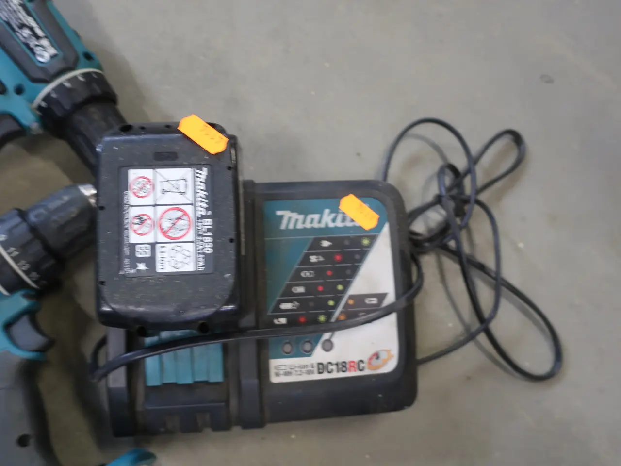Billede 2 - 2 stk. skruemaskiner, 2 stk. batterier samt 1 lader MAKITA