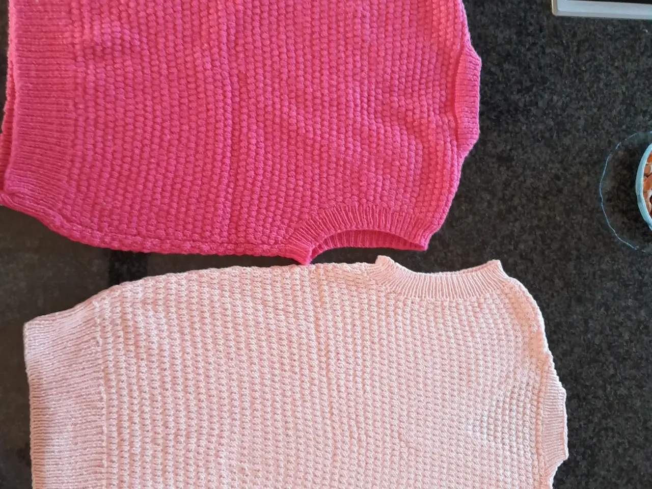 Billede 2 - Hjemmestrikkede veste
