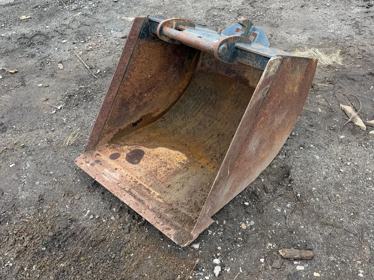 Billede 1 - - - - 80 cm bagskovl, har siddet på case 695