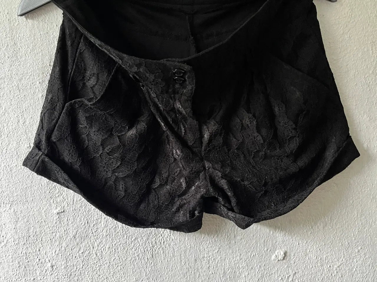 Billede 3 - Sorte hotpants i blondestof