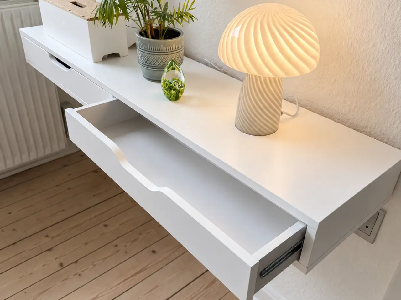 Billede 3 - IKEA EKBY ALEX væghylde med 2 skuffer – hvid