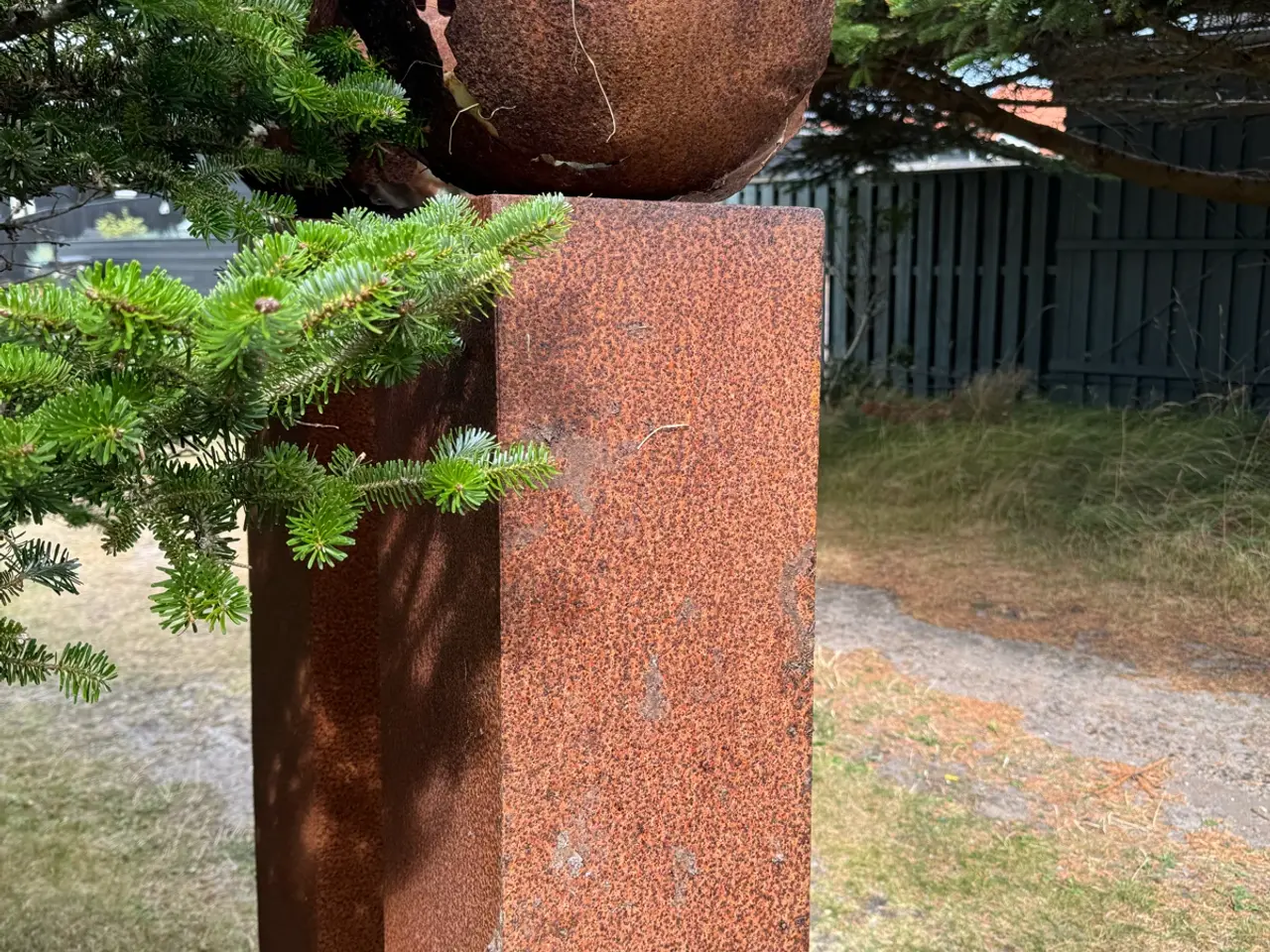 Billede 5 - Corten søjler med kugler øverst