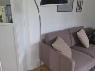 Gulvlampe i metal/sort