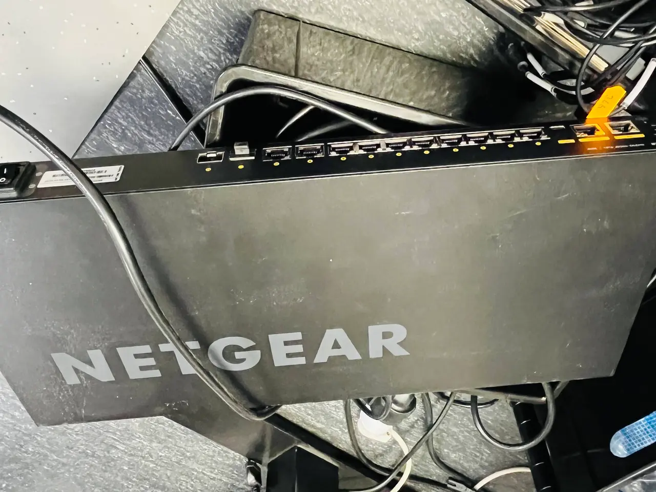 Billede 11 - Trådreol m. indhold - Div. Kabler, Netgear Switch m.m.