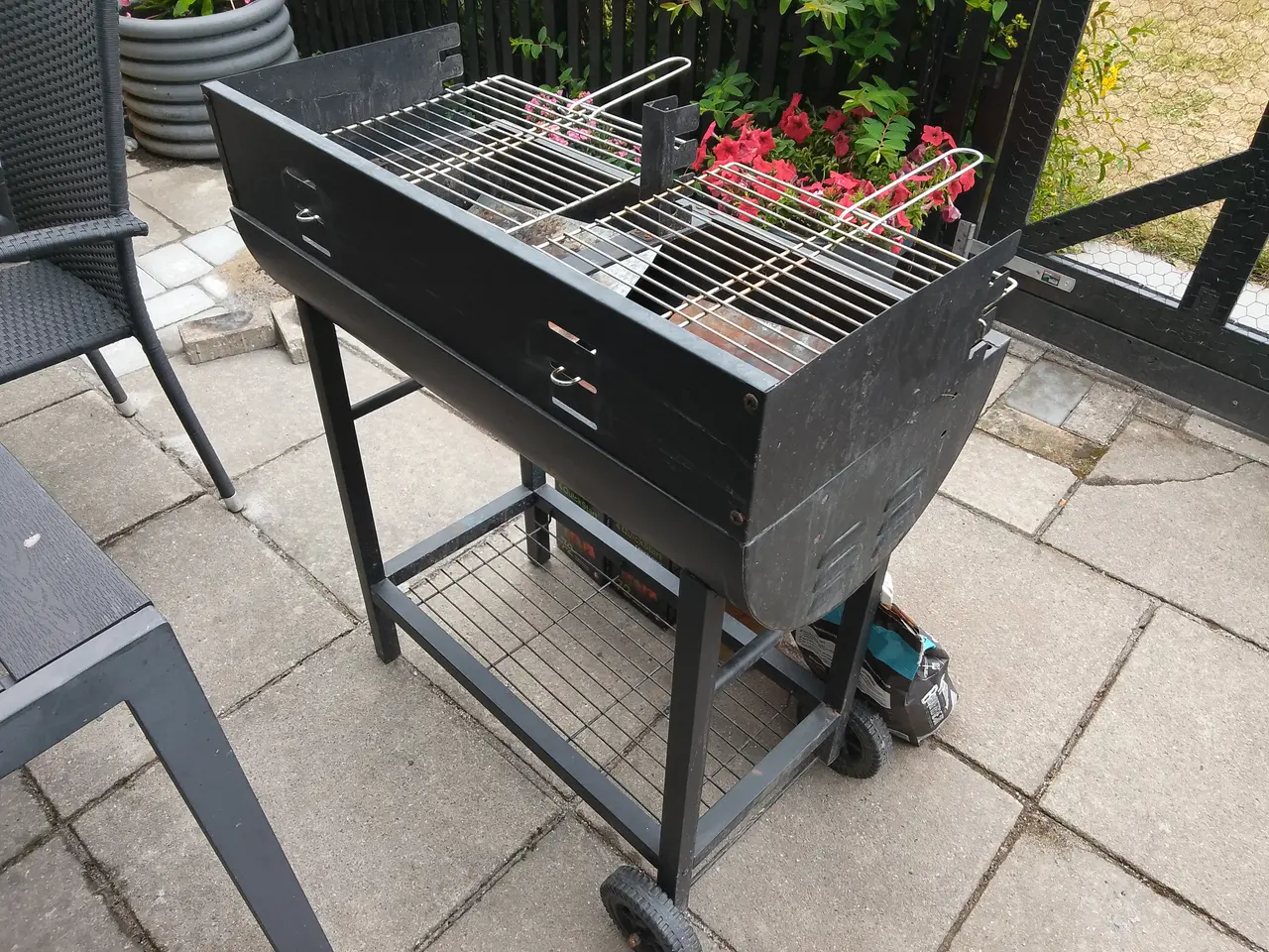 Billede 6 - Næsten ny kulgrill. grillstarter m.m.