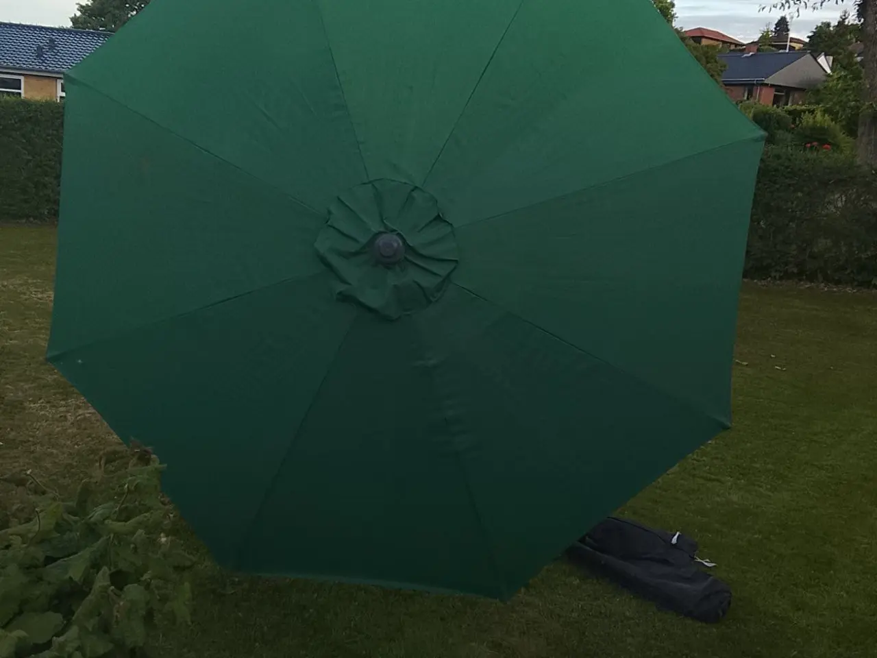 Billede 3 - Jeg sælger en parasol, som er virkelig stor og næs