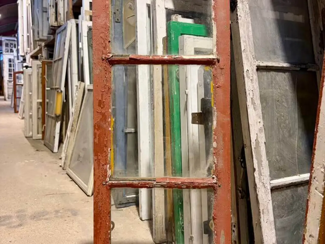Billede 1 - Fin, smal vinduesramme m. 3 ruder (blæst glas)