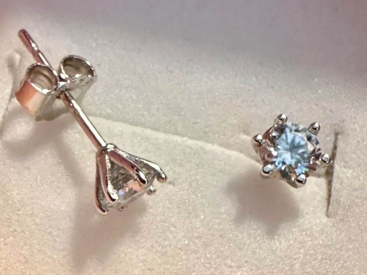 Billede 6 - Nye sølvørestikker med 0,3 k moissanite i hver.