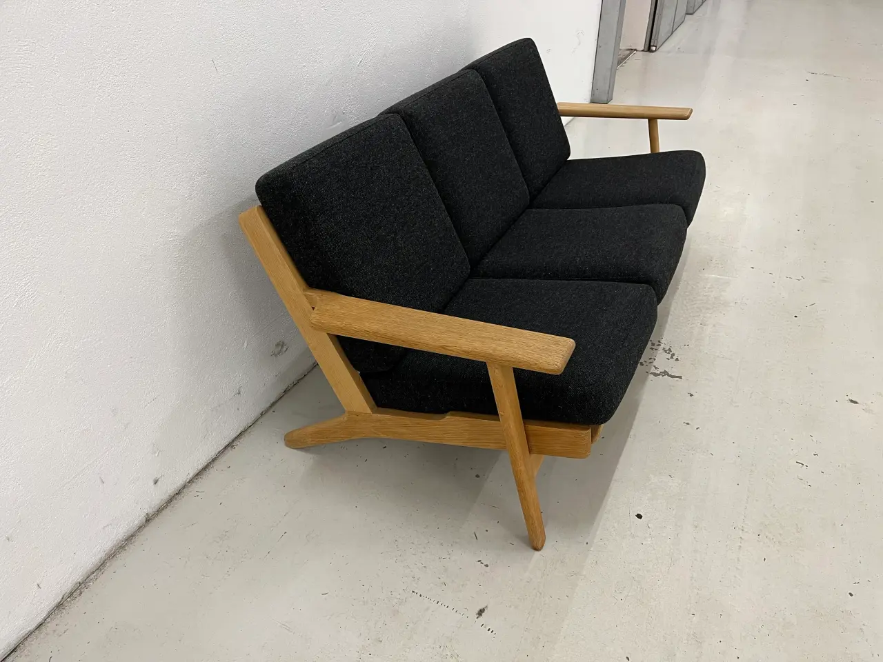 Billede 4 - Hans J Wegner Ge-290/3 Pers.Sofa i mørkegrå uld.
