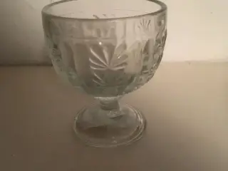 Sød lille glasskål på fod