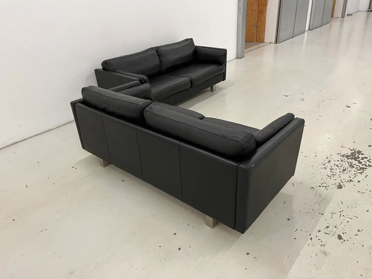 Billede 4 - Skalma Bonn 2x2,5 Pers.Sofaer i sort okse læder.