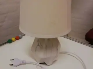 Bordlampe i hvid keramik