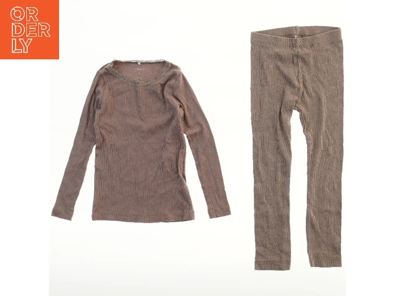 Billede 1 - Brunt ribstrikket sæt med bluse og leggings fra Name It (str. 104)