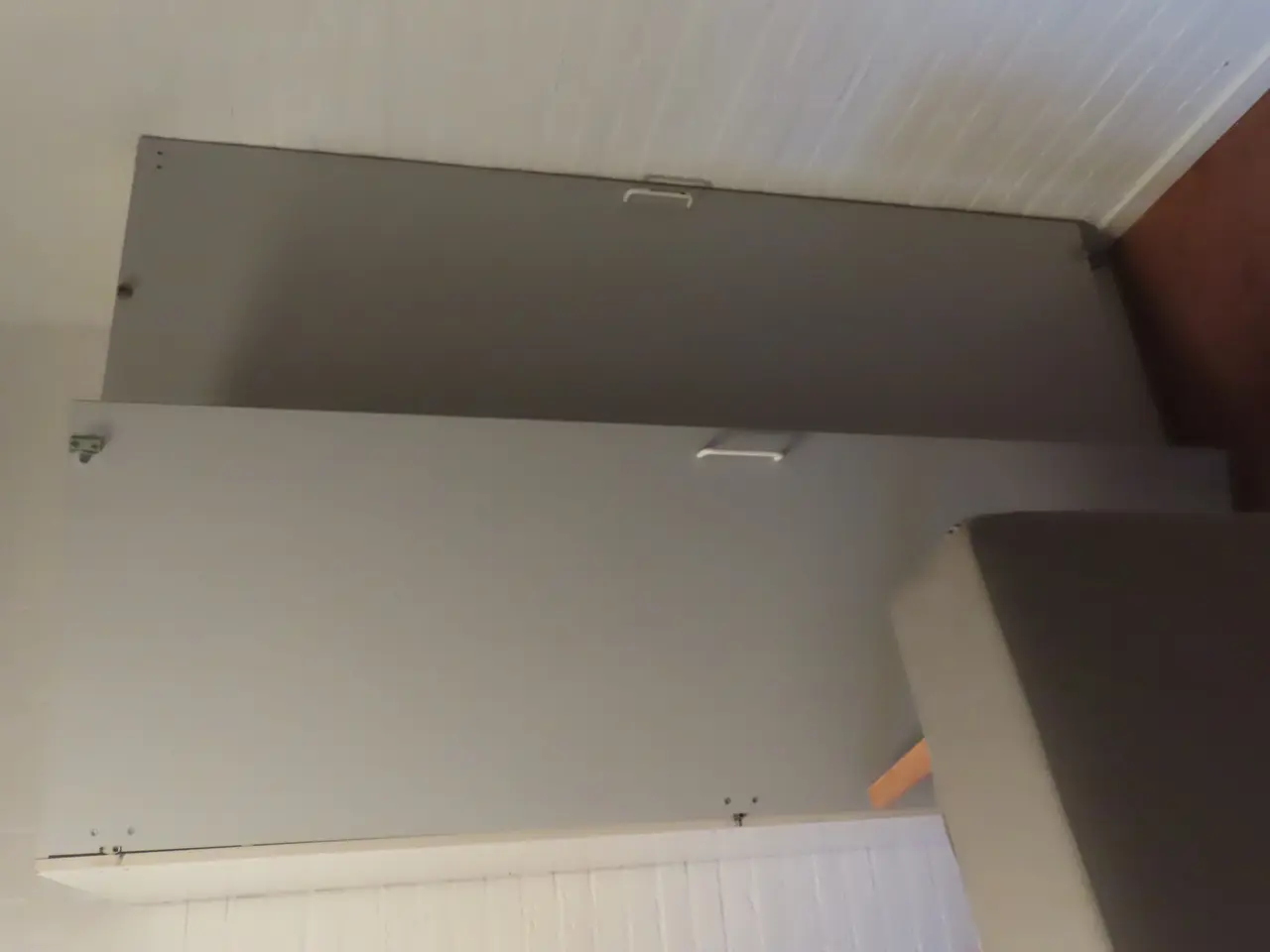 Billede 6 - Indhold på værelse af bord, køjeseng, skab mv.