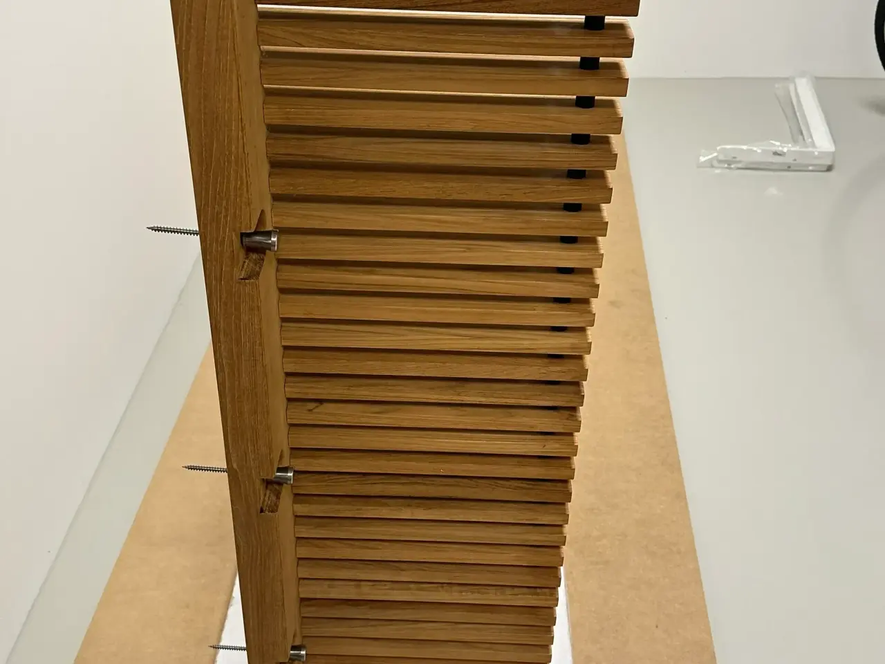 Billede 3 - Teak garderobehylde med knager – dansk design...