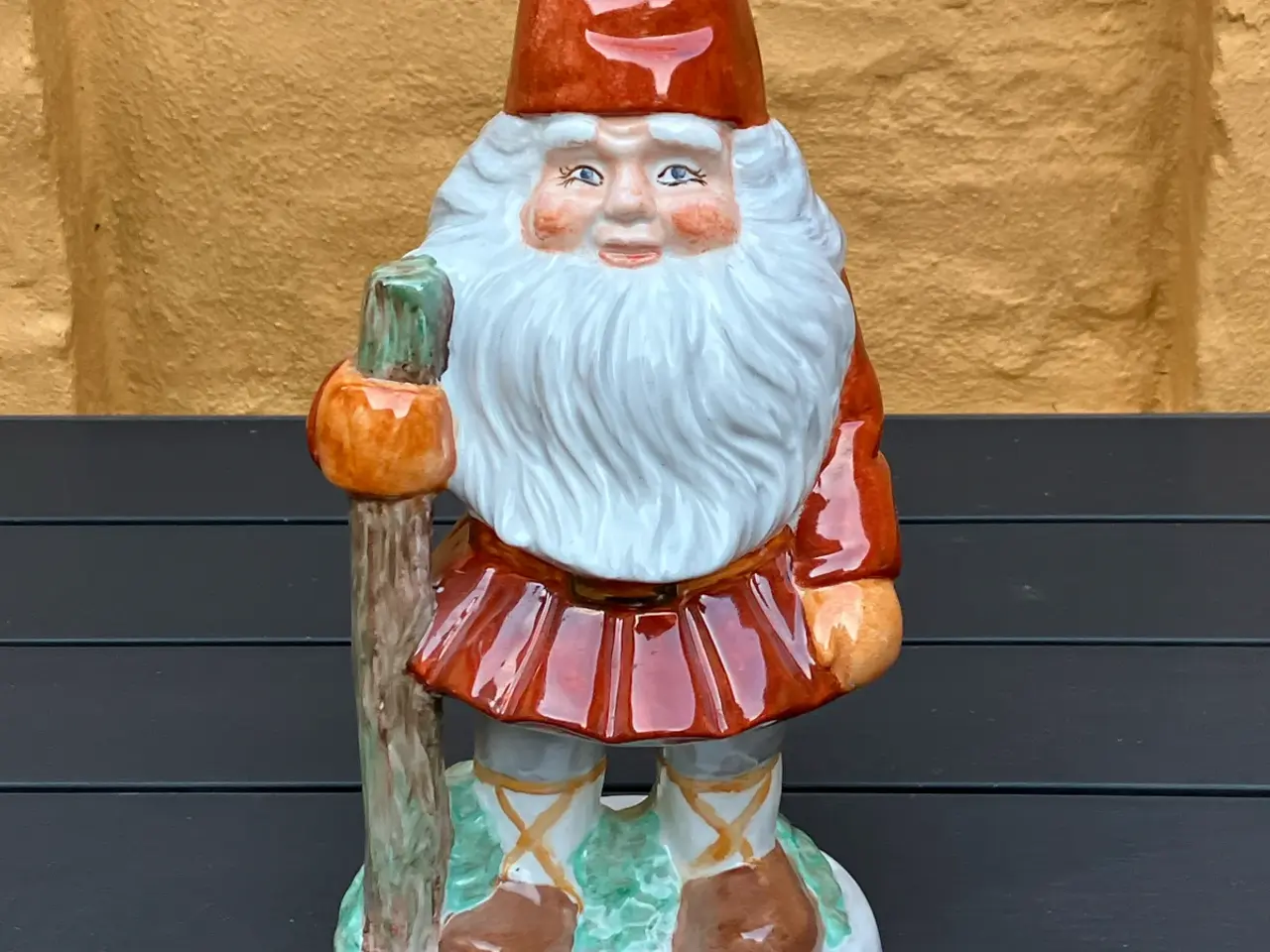 Billede 1 - Stor håndmalet porcelænsnisse