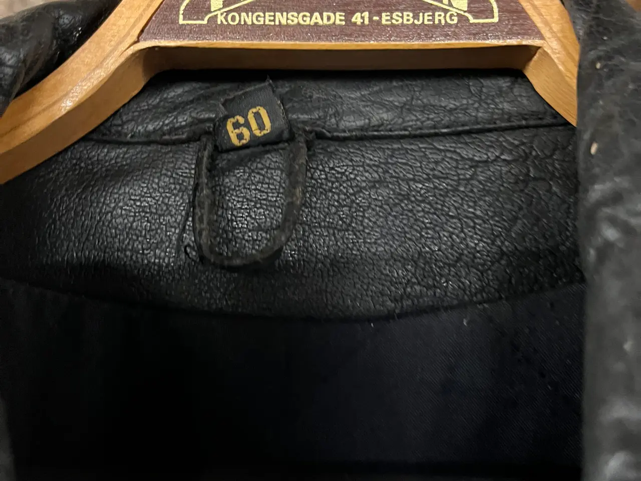 Billede 2 - Læderjakke og bukser.