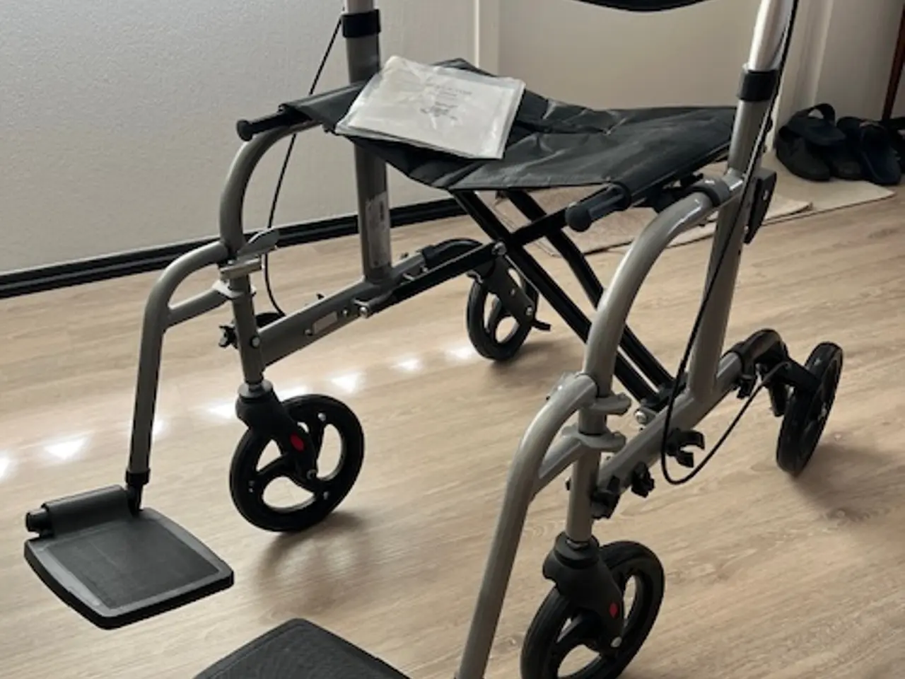 Billede 3 - Kombineret rollator/kørestol - som ny.