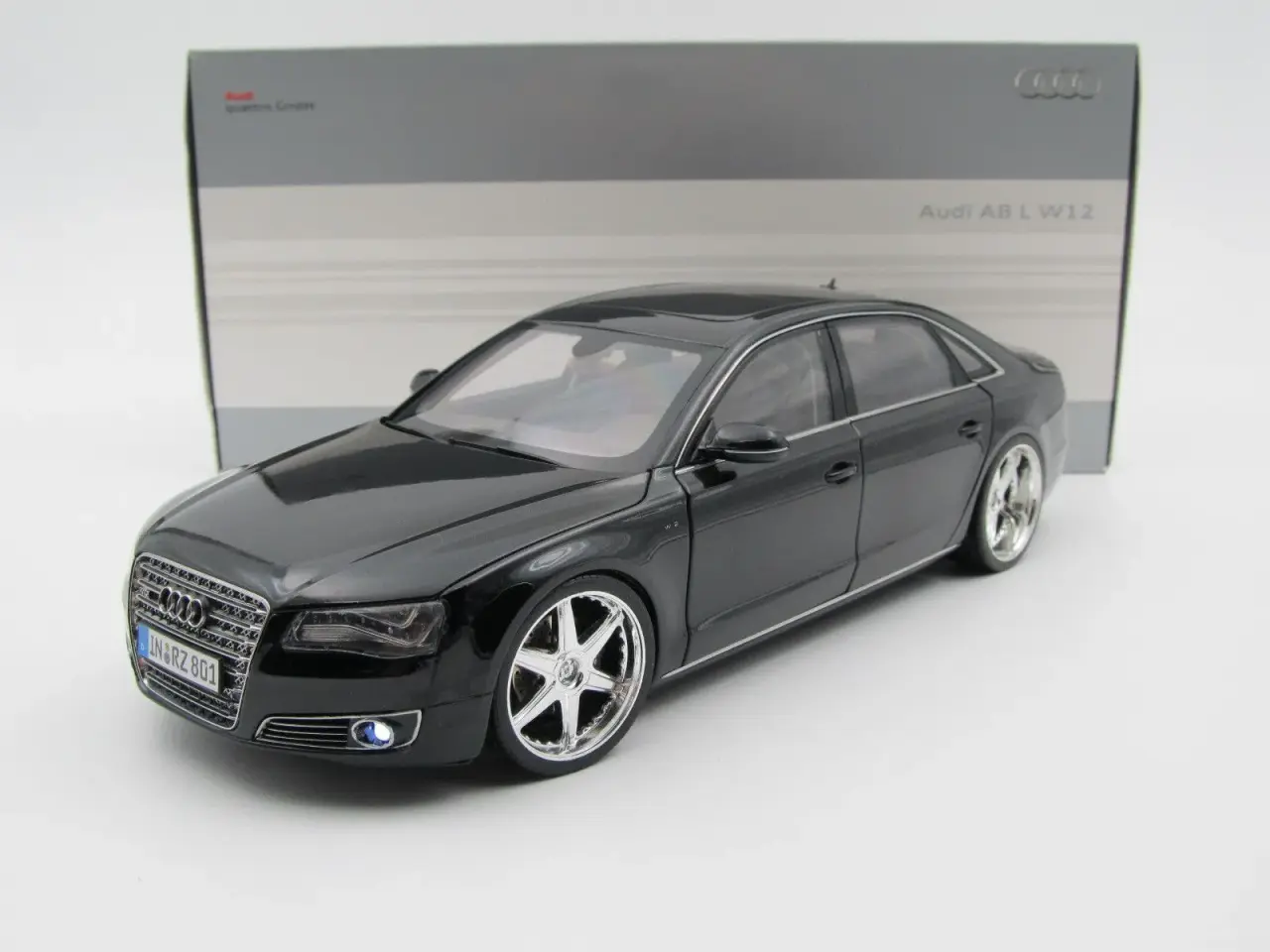 Billede 2 - 2010 Audi A8L W12 LED lys og Panoramatag 1:18